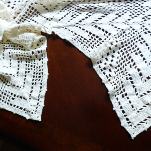 VTG 1930-40's Handmade Crochet White Bedspread Coverlet or tablecloth 82"x 98" - Picture 10 of 11